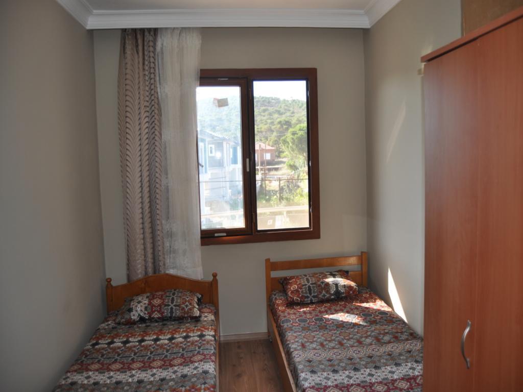 Ayvalik Camlik Villalari Bilik gambar