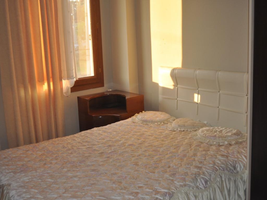 Ayvalik Camlik Villalari Bilik gambar